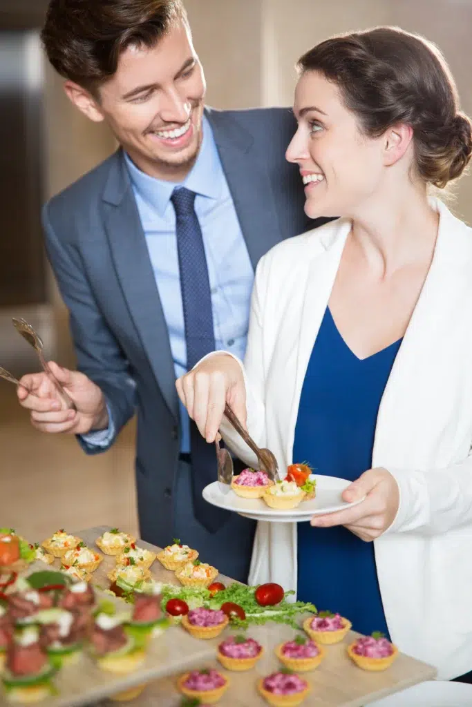 Jeune couple se servant dans un buffet