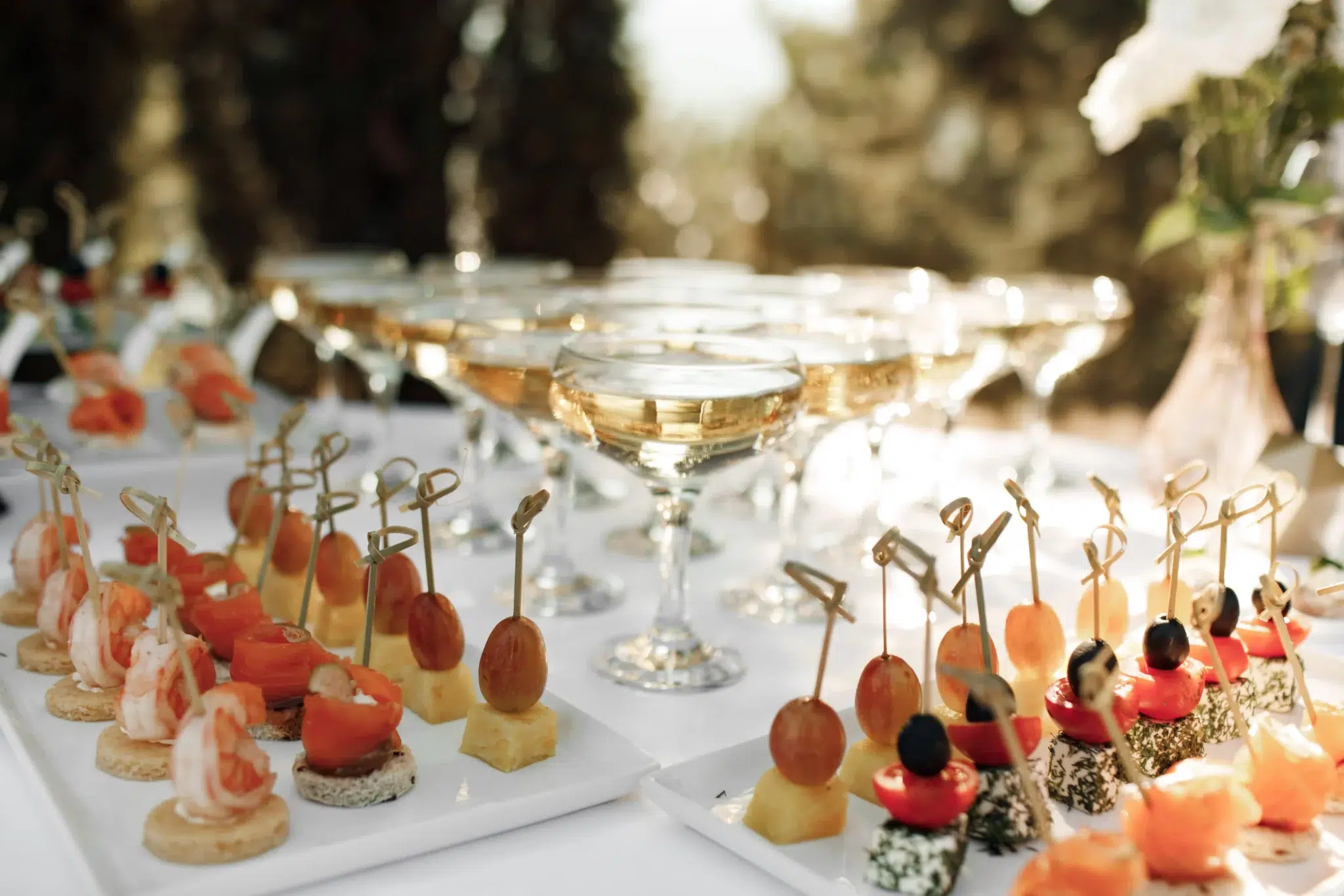 Buffet apéritif de traiteur avec champagne
